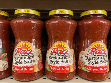 Martinez, Ga USA - 11: 30 Pace Salsa mağaza rafında bir kavanozda