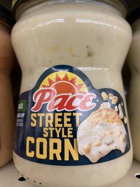 Martinez, Ga USA - 11: 30 Pace Salsa mağaza rafında bir kavanozda