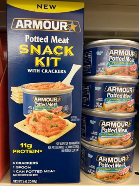 Columbia County, Ga USA - 12 01 21: Bir perakende rafında zırh atıştırma seti