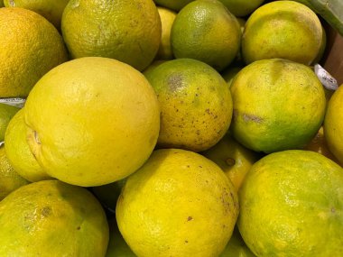 Ekşi portakallar bir perakende mağazasında sergilenirken kapanır