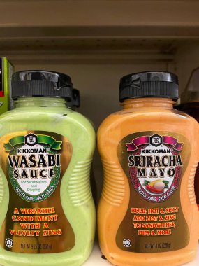 Columbia County, Ga USA - 12 01 21: Kikkoman Sriracha ve Wasabi sosu