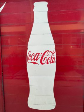 Columbia County, Ga USA - 12 01 21: kola dağıtım kamyonu park edilmiş şişe logosu