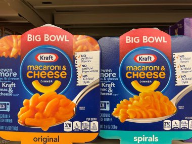 Columbia County, Ga USA - 12 01 21 Kraft fırında makarna ve peynir bir mağazanın rafında