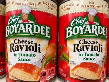 Columbia County, Ga USA - 12 01 21: Perakende satış mağazasındaki Şef Boyardee pastası
