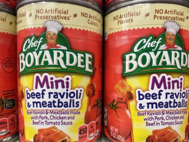 Columbia County, Ga USA - 12 01 21: Perakende satış mağazasındaki Şef Boyardee pastası