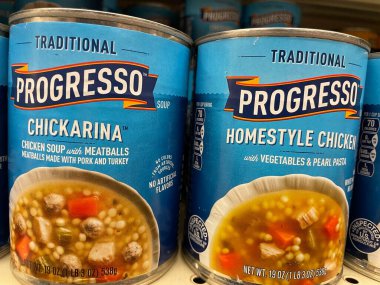 Columbia County, Ga USA - 12 01 21: Bir mağaza rafında konserve çorba