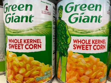 Columbia County, Ga USA - 12 01 21: Yeşil Dev konserve ürünleri bir mağaza rafında