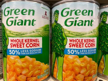 Columbia County, Ga USA - 12 01 21: Yeşil Dev konserve ürünleri bir mağaza rafında