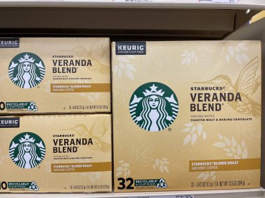 Columbia County, Ga USA - 12 01 21: Perakende satış mağazasının rafında kahve