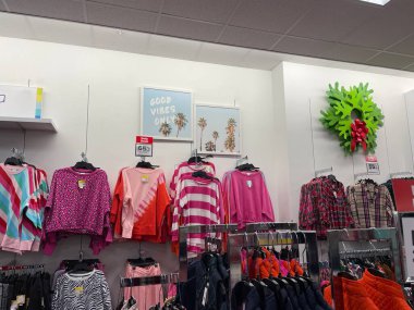 Evans, Ga USA - 12: 03 Belk perakende mağazası iç bayram dekorasyonu