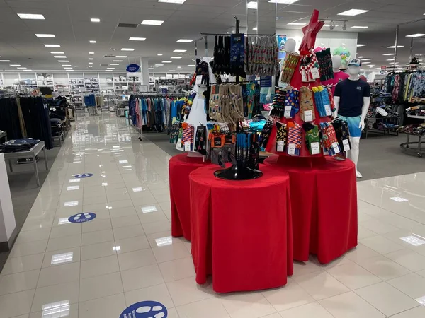 Evans, Ga USA - 12: 03 Belk perakende mağazası iç bayram dekorasyonu