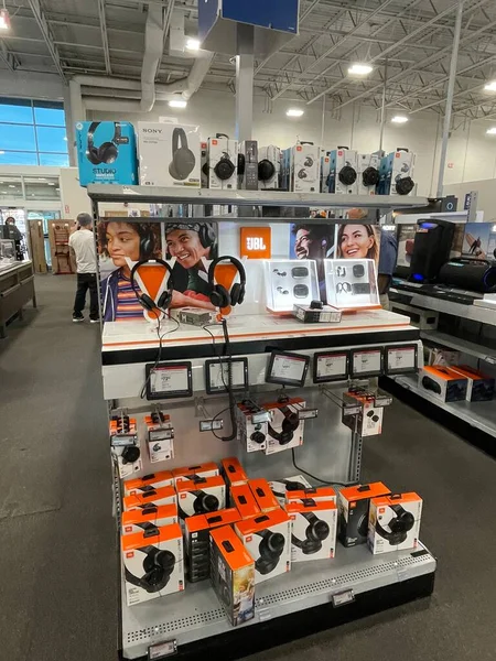Augusta, Ga USA - 12 05 21: Best Buy perakende elektronik mağazası içi