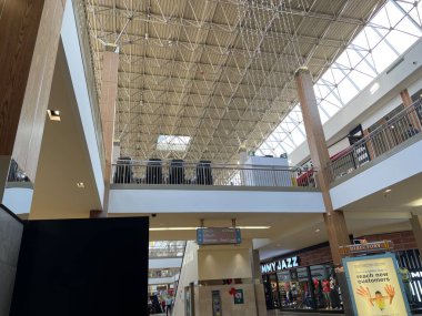 Augusta, Ga USA - 12. 04 21: Augusta AVM perakende içi