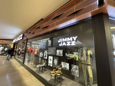 Augusta, Ga USA - 12. 04 21: Augusta AVM perakende içi