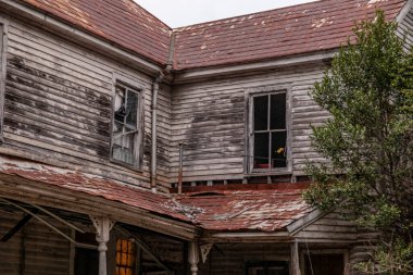 Georgia 'nın kırsalında terk edilmiş, harap olmuş korkunç bir ev.