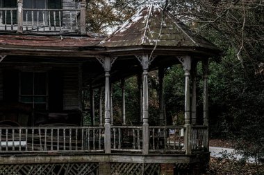 Georgia 'nın kırsalında terk edilmiş, harap olmuş korkunç bir ev.