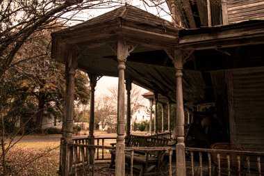 Georgia 'nın kırsalında terk edilmiş, harap olmuş korkunç bir ev.