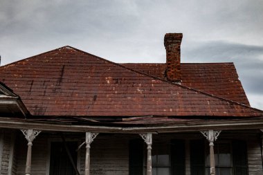 Georgia 'nın kırsalında terk edilmiş, harap olmuş korkunç bir ev.