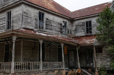 Georgia 'nın kırsalında terk edilmiş, harap olmuş korkunç bir ev.