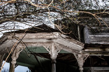 Georgia 'nın kırsalında terk edilmiş, harap olmuş korkunç bir ev.