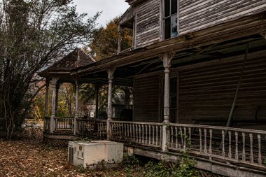 Georgia 'nın kırsalında terk edilmiş, harap olmuş korkunç bir ev.