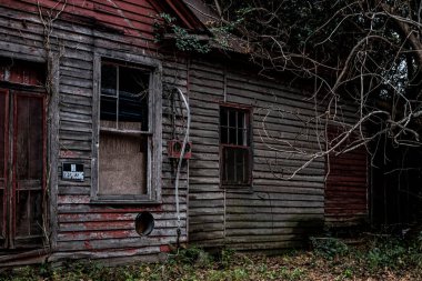 Georgia 'nın kırsalında terk edilmiş, harap olmuş korkunç bir ev.