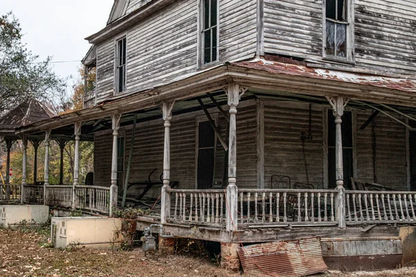 Veche Casă Înspăimântătoare Abandonată Din Georgia Rurală — Fotografie, imagine de stoc