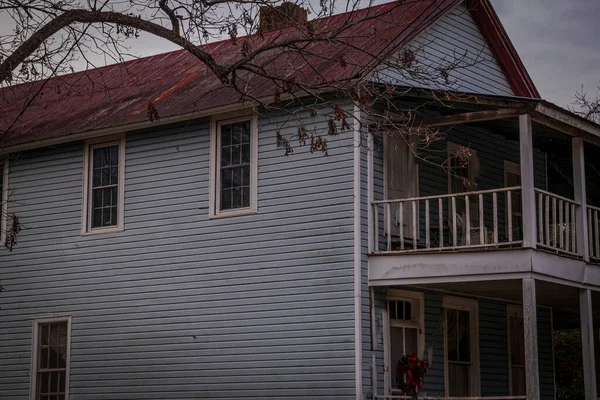 旧ジョージア州の老朽化した不気味な怖い家を放棄 — ストック写真