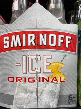 Martinez, Ga USA - 12-16-21: Bir mağazada alkol izole