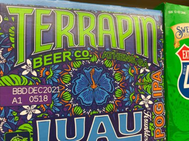 Martinez, Ga USA - 12-16-21: Bir mağazada alkol izole