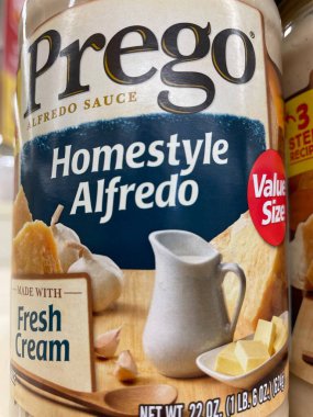 Evans, Ga USA - 117 17 21: marketin rafındaki spagetti sosu