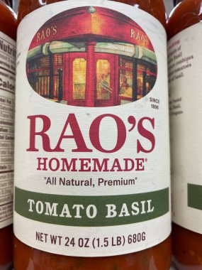 Evans, Ga USA - 117 17 21: marketin rafındaki spagetti sosu