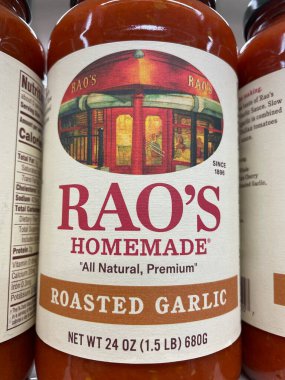 Evans, Ga USA - 117 17 21: marketin rafındaki spagetti sosu