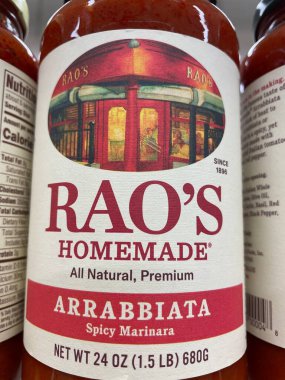 Evans, Ga USA - 117 17 21: marketin rafındaki spagetti sosu