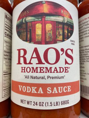 Evans, Ga USA - 117 17 21: marketin rafındaki spagetti sosu