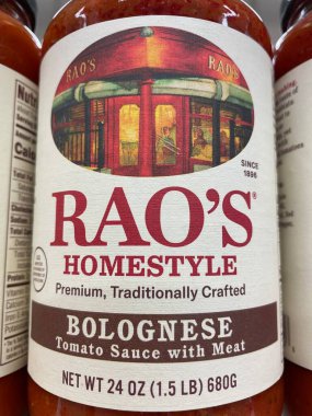 Evans, Ga USA - 117 17 21: marketin rafındaki spagetti sosu