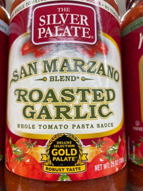 Evans, Ga USA - 117 17 21: marketin rafındaki spagetti sosu