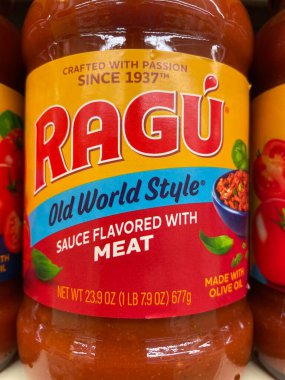 Evans, Ga USA - 117 17 21: marketin rafındaki spagetti sosu