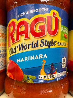 Evans, Ga USA - 117 17 21: marketin rafındaki spagetti sosu