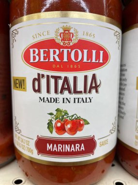 Evans, Ga USA - 117 17 21: marketin rafındaki spagetti sosu
