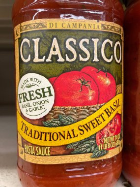 Evans, Ga USA - 117 17 21: marketin rafındaki spagetti sosu