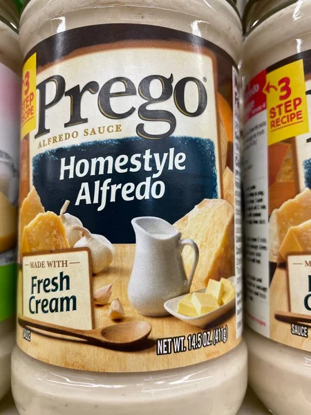 Evans, Ga USA - 117 17 21: marketin rafındaki spagetti sosu