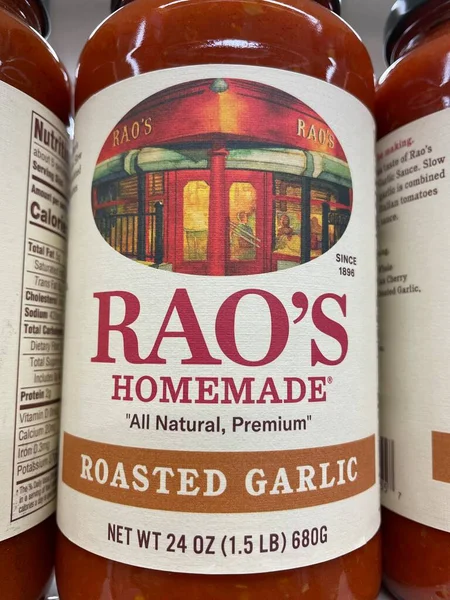 Evans, Ga USA - 117 17 21: marketin rafındaki spagetti sosu