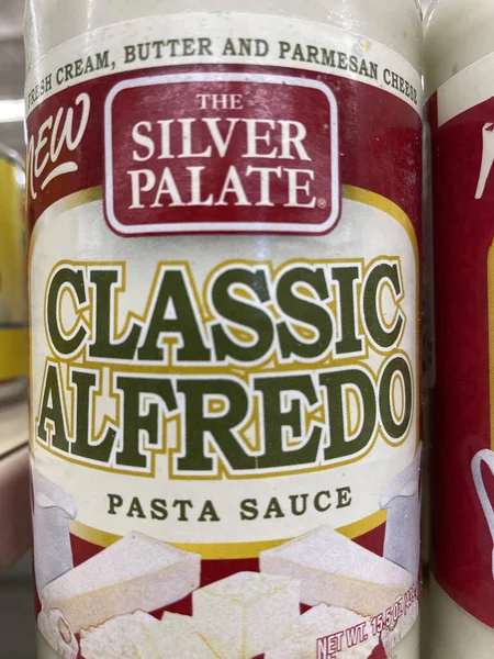 Evans, Ga USA - 117 17 21: marketin rafındaki spagetti sosu