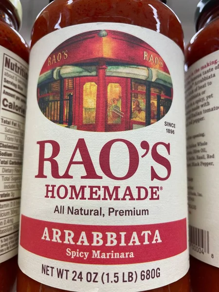 Evans, Ga USA - 117 17 21: marketin rafındaki spagetti sosu