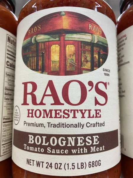 Evans, Ga USA - 117 17 21: marketin rafındaki spagetti sosu