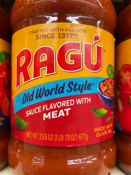 Evans, Ga USA - 117 17 21: marketin rafındaki spagetti sosu