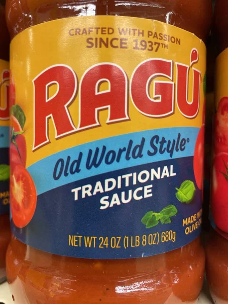 Evans, Ga USA - 117 17 21: marketin rafındaki spagetti sosu