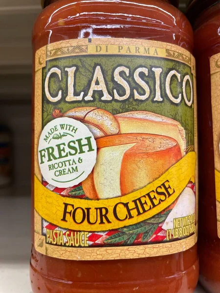 Evans, Ga USA - 117 17 21: marketin rafındaki spagetti sosu