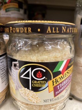 Evans, Ga USA - 117 17 21: marketin rafındaki spagetti sosu